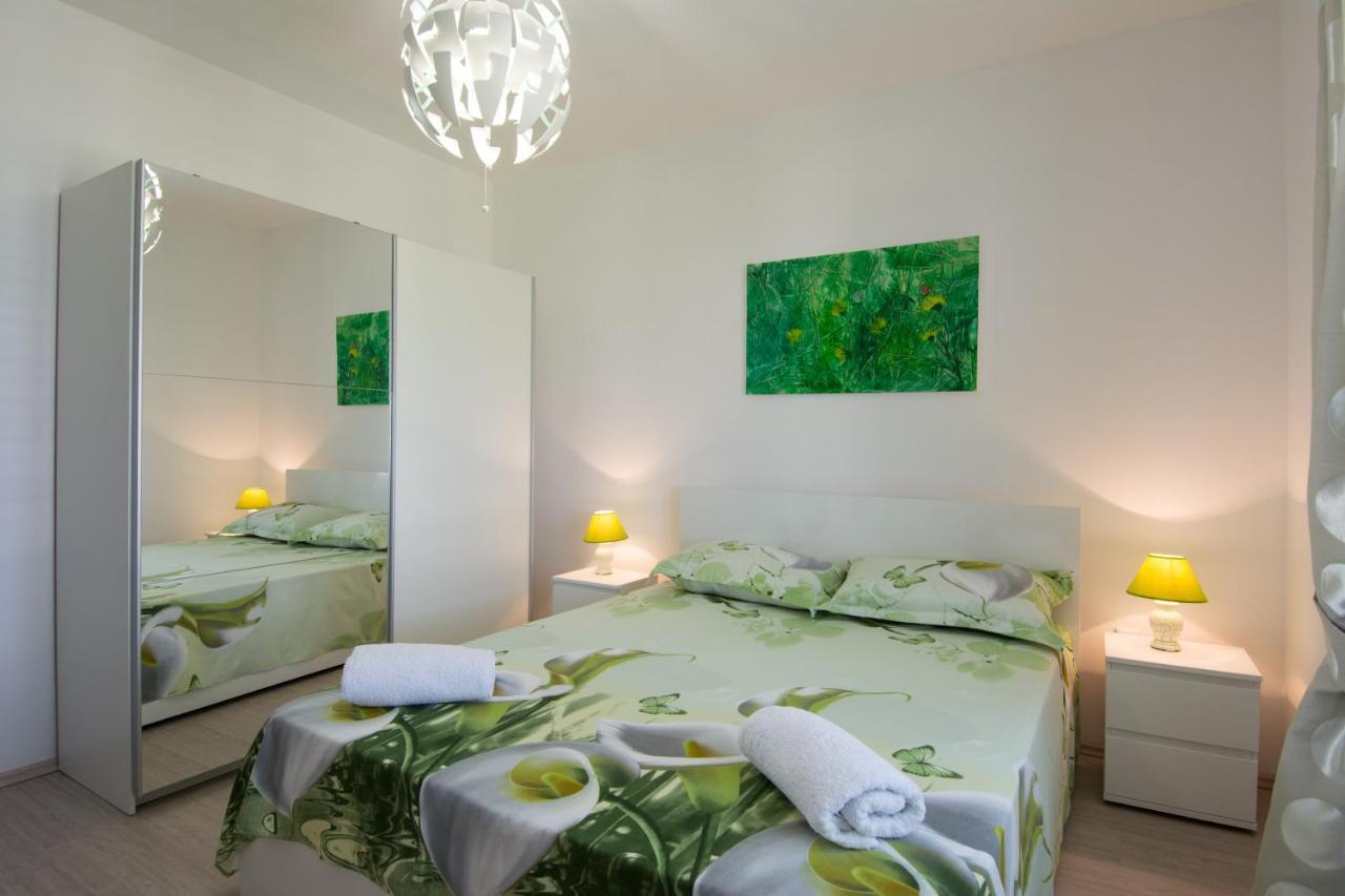 Lux Apartman S Pogledom Na More Traù Esterno foto